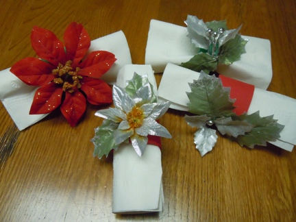 how to make Christmas napkin rings